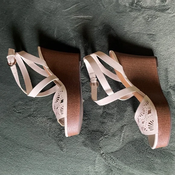 Indigo Rd white strappy wooden wedges - Picture 5 of 7